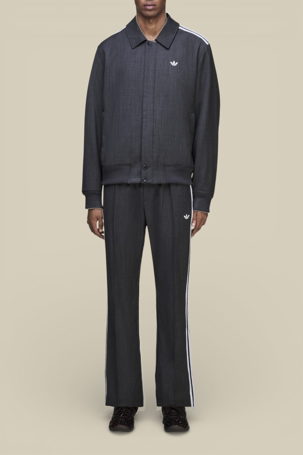 תמונת כל הלוק של מכנסי ג'וגר